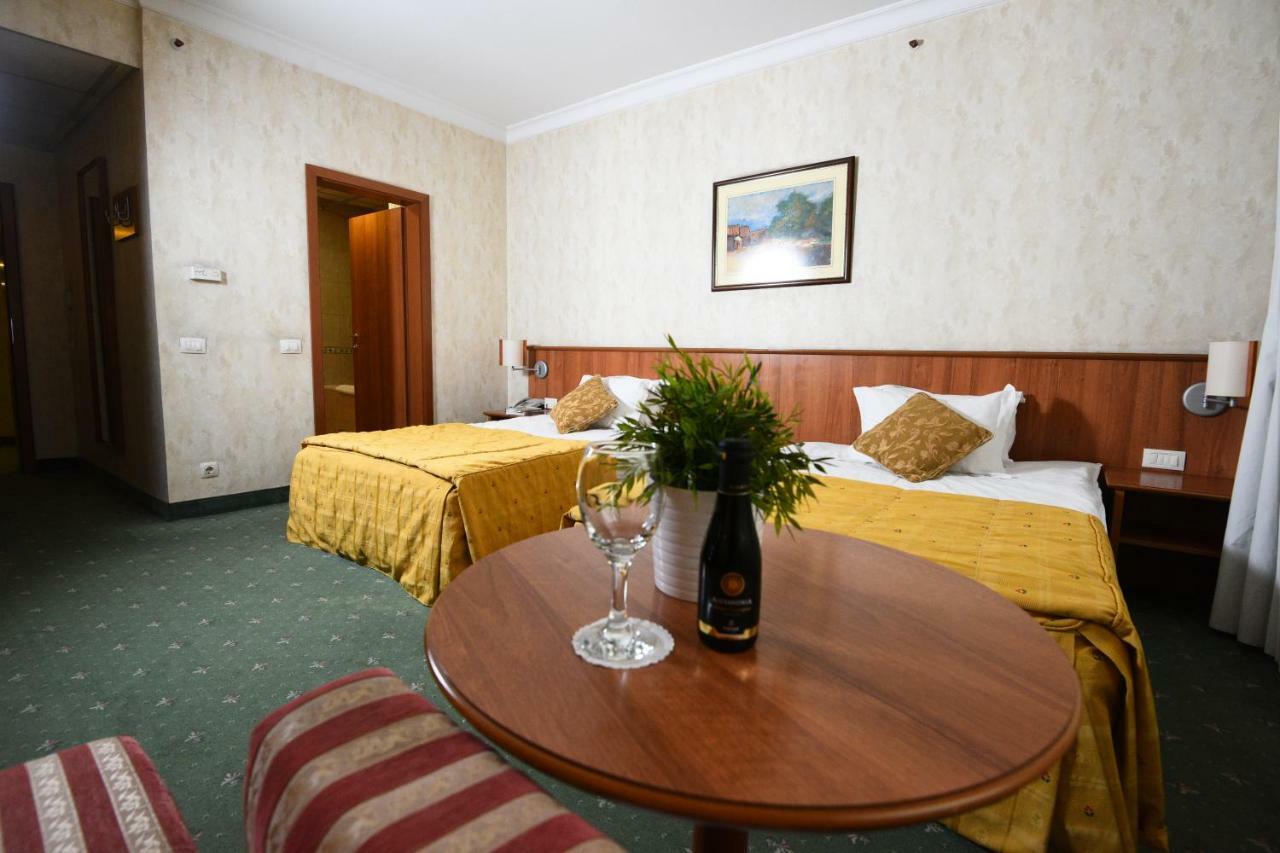 Hotel Karpos สโกเปีย ภายนอก รูปภาพ